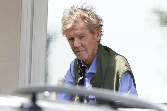 Et avait même été placé dans l'unité de soins intensifs
Après plusieurs semaines d'hospitalisation, le prince Ernst-August de Hanovre quitte l'hôpital Ruber International à Madrid, le 21 avril 2025. Europa Press / Bestimage