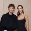 Aliocha Schneider et Charlotte Cardin ont emménagé ensemble ! Les deux artistes habitent dans un quartier très typique de Paris