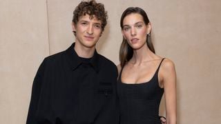 Aliocha Schneider et Charlotte Cardin ont emménagé ensemble ! Les deux artistes habitent dans un quartier très typique de Paris