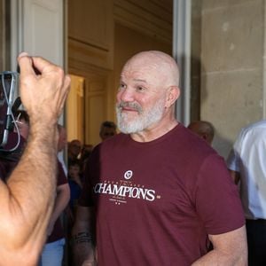Les joueurs de l'UBB fêtent le titre dans les rue de Bordeaux juste avant d'être reçus à la Mairie de Bordeaux par son Maire, Thomas Cazenave. Le Chef Philippe Etchebest - L'Union Bordeaux-Bègles célèbre sa deuxième étoile à Bordeaux après avoir remporté sa seconde finale consécutive de Champions Cup face à Leinster le 24 mai 2026.
Les joueurs de l'UBB fêtent le titre dans les rue de Bordeaux avant d'être reçus à la mairie de Bordeaux. © Jean-Marc Lhomer/Bestimage