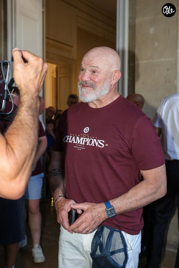 Les joueurs de l'UBB fêtent le titre dans les rue de Bordeaux juste avant d'être reçus à la Mairie de Bordeaux par son Maire, Thomas Cazenave. Le Chef Philippe Etchebest - L'Union Bordeaux-Bègles célèbre sa deuxième étoile à Bordeaux après avoir remporté sa seconde finale consécutive de Champions Cup face à Leinster le 24 mai 2026.
Les joueurs de l'UBB fêtent le titre dans les rue de Bordeaux avant d'être reçus à la mairie de Bordeaux. © Jean-Marc Lhomer/Bestimage