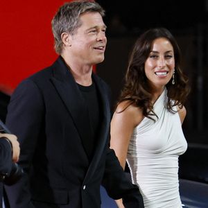 Brad Pitt, qui était présent avec Ines de Ramon, a expliqué que cette règle avait rendu la soirée différente, notamment lorsqu'il avait perdu sa compagne de vue au milieu de la piste de danse.

L'acteur américain Brad Pitt et sa fiancée Ines de Ramon arrivent pour la première de « Wolfs » au 81e Festival international du film de Venise, à Venise, Italie, le 1er septembre 2024.  © ANSA via ZUMA Press)