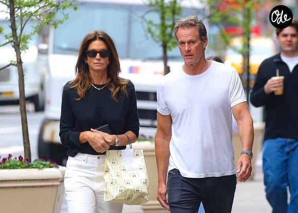 Une représentante a demandé au nom de la famille que leur intimité soit respectée.

Cindy Crawford et son époux Rande Gerber à New York. 

© Bestimage