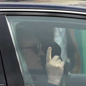 Gérard Depardieu quitte son domicile parisien pour se rendre au tribunal correctionnel de Paris, le 24 mars 2025, pour l'ouverture de son procès pour accusation d'abus sexuels sur deux femmes lors d'un tournage de film en 2021. Gérard Depardieu, 76 ans, qui a réalisé plus de 200 films et séries télévisées, a été accusé de comportement inapproprié par une vingtaine de femmes, mais c'est la première affaire à être jugée. Les deux plaignantes - Amélie, 54 ans, décoratrice, et Sarah (nom modifié), 34 ans, assistante réalisatrice - allèguent une agression sexuelle lors du tournage en 2021 de « Les Volets Verts » du réalisateur J.Becker.
Agence/Bestimage