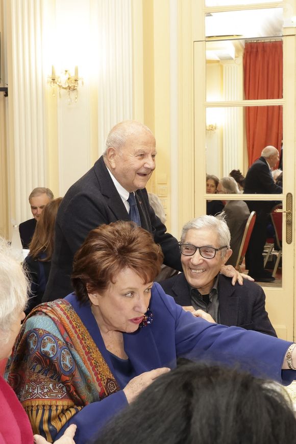 La soirée, portée par Marc Ladreit de Lacharrière, visait à raviver le débat sur la liberté de pensée et le rôle de la littérature.

Exclusif - Marc Ladreit de Lacharrière, Boualem Sansal et Roselyne Bachelot - M.L.D.Lacharrière recevait B.Sansal pour le premier dîner de la Revue des Deux Mondes de l'année - De nouveau libre, B.Sansal répondait à l'invitation de M.L.D.Lacharrière à venir témoigner, lançant ainsi un appel à s'engager en faveur de la transmission et à raviver l'esprit des Lumières.
 
Un discours à la fois touchant et inspirant pour la grande assemblée venue écouter l'écrivain ce soir-là. La culture et surtout les lettres étaient naturellement largement représentées, avec l'ancienne ministre R.Bachelot, le Chancelier de l'Institut de F.X Darcos, le président de la Fondation de France P.Sellal, l'écrivain et prix Goncourt 2024 K.Daoud, l'historien de l'art et académicien des beaux-arts A.Goetz, les éditorialistes F.O Giesbert et F.d'Orcival, ou encore la productrice Y.Benguigui.
 
La porte-parole du Gouvernement M.Bregeon, mais aussi les ambassadeurs du Brésil et de Suisse assistaient également à cette soirée exceptionnelle, dédiée à la liberté et à l'engagement. Paris le 20/01/2026.
© Jack Tribeca / Bestimage