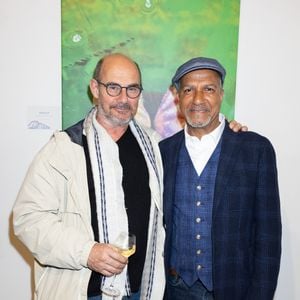 Pascal Légitimus, Bernard Campan - Pascal Legitimus célèbre ses cinquante ans de carrière et présente une exposition photographique de son travail sur les coquillages au Studio Design Center à Paris le 24 mars 2025.

© Jeremy Melloul / Bestimage
