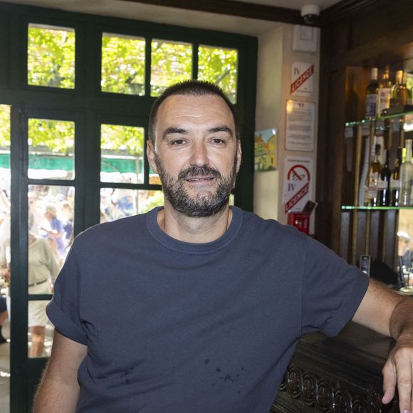 Exclusif - Cyril Lignac - Séance de dédicaces "Les plumes de Ramatuelle" au café de l'Ormeau en marge du 41ème Festival de Ramatuelle le 7 aout 2025. © Cyril Bruneau / Festival de Ramatuelle / Bestimage