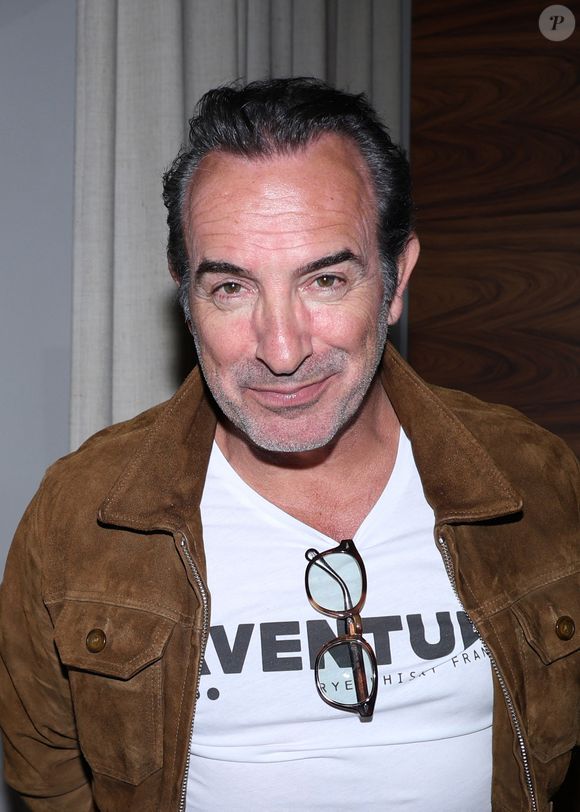 Jean Dujardin au vernissage de l'exposition photos et du livre "La Boxe fait son cinéma" à l’hôtel Brach à Paris, le 23 Septembre 2025. 

Photo : Christophe Aubert / Bestimage