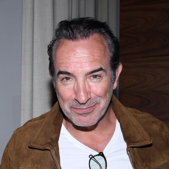 Jean Dujardin au vernissage de l'exposition photos et du livre "La Boxe fait son cinéma" à l’hôtel Brach à Paris, le 23 Septembre 2025. 

Photo : Christophe Aubert / Bestimage