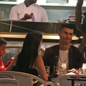 Il est le fils aîné de Cristiano Ronaldo

Cristiano Ronaldo, sa compagne Georgina Rodríguez et son fils Cristiano Ronaldo Jr. ont dîné au restaurant Zela à Londres le 13 novembre 2018.