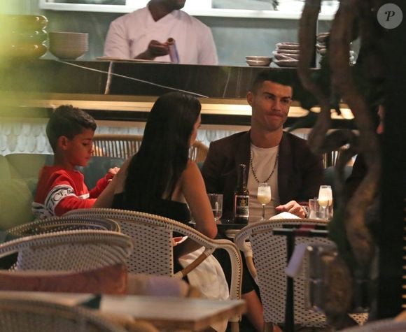 Il est le fils aîné de Cristiano Ronaldo

Cristiano Ronaldo, sa compagne Georgina Rodríguez et son fils Cristiano Ronaldo Jr. ont dîné au restaurant Zela à Londres le 13 novembre 2018.