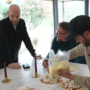 Claudio Capéo dans sa maison en Alsace. Reportage diffusé dans le JT de 13 heures de TF1 le 23 décembre 2025.