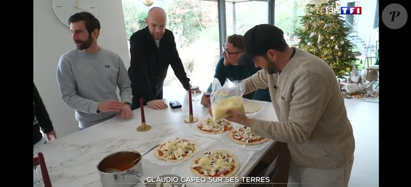 Claudio Capéo dans sa maison en Alsace. Reportage diffusé dans le JT de 13 heures de TF1 le 23 décembre 2025.