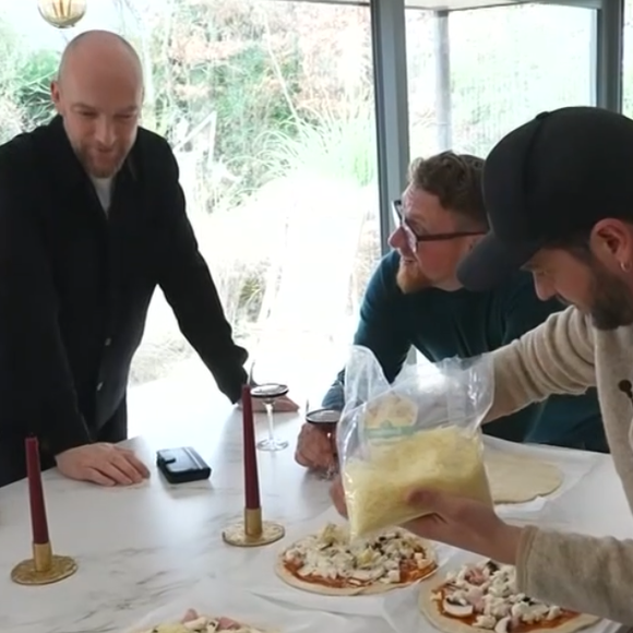 Claudio Capéo dans sa maison en Alsace. Reportage diffusé dans le JT de 13 heures de TF1 le 23 décembre 2025.