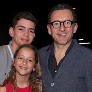Dany Boon (réalisateur du film) avec sa fille Sarah qu'il a fait jouer dans le film et son fils Eytan - Avant-première du film "La Vie pour de vrai" au cinéma Pathé Wepler à Paris le 18 avril 2023. © Bertrand Rindoff / Bestimage