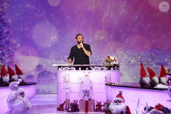 Exclusif - Cyril Hanouna, sur le plateau de l'émission TBT9 (Tout beau tout n9uf) présentée par C.Hanouna et diffusée en direct sur W9 à Paris le 1er décembre 2025. © Jack Tribeca / Bestimage