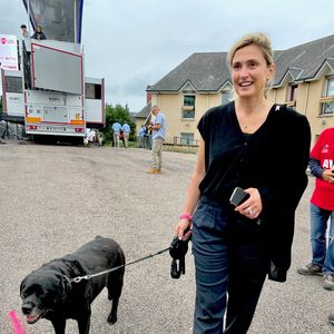 Exclusif - Julie Gayet et son chien à l’arrivée de la 3ème étape de la 58ème édition du Tour Du Limousin-Périgord Nouvelle Aquitaine à Masseret (Corrèze) le 21 août 2025.

© Fabien Faure / Bestimage