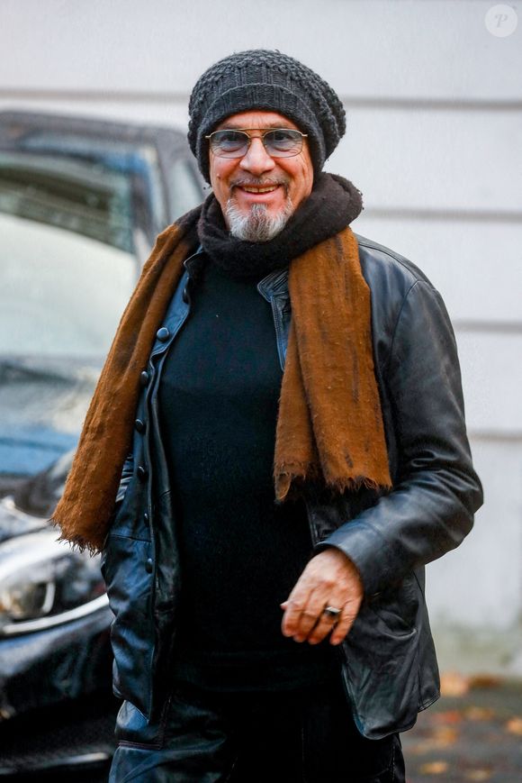 Florent Pagny arrive pour l'enregistrement de l'émission "Vivement Dimanche", présentée par M. Drucker, à Paris, France, le 14 novembre 2023. © Christophe Clovis/Bestimage