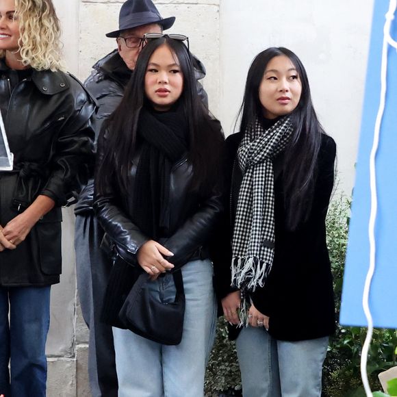 Joy et Jade Hallyday lors de l'inauguration d'une plaque commémorative en hommage à Johnny Hallyday devant l'immeuble où le chanteur français a grandi dans le 9ème arrondissement de Paris, France, le 22 décembre 2023 © Dominique Jacovides/Bestimage