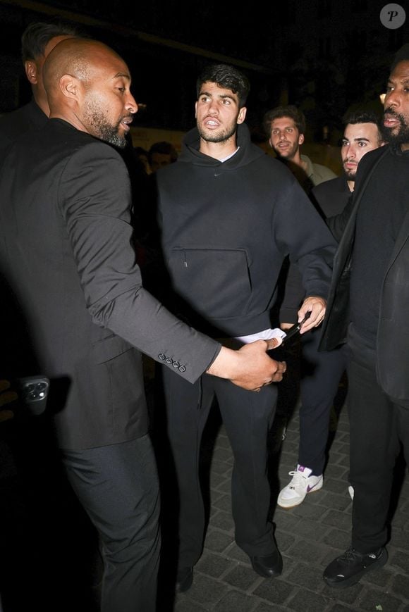 Carlos Alcaraz est allé fêter sa victoire avec ses amis dans un restaurant à Paris le 8 juin 2025. En sortant du restaurant Alcaraz a cherché son chauffeur qui était introuvable...Il a finalement appelé un Uber pour rentrer à son hôtel. Crédit photo : Backgrid USA / Bestimage