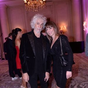 Louis Bertignac et sa femme Laetitia Brichet lors du photocall et du cocktail de la soirée des "Stéthos d'or 2023" à l'hôtel Four Seasons George V à Paris, France, le 27 mars 2023. 

© Bellak-Guirec/Bestimage