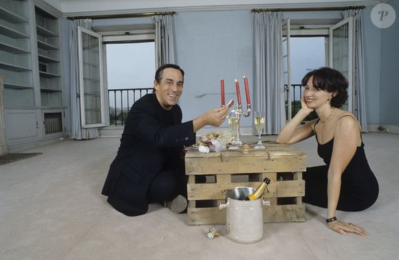 Archives - En France, à Paris, dans le salon de leur appartement vide de la Rue de Rivoli, donnant sur le Jardin des Tuileries, Thierry Ardisson et sa femme Béatrice Ardisson le 7 mai 1999