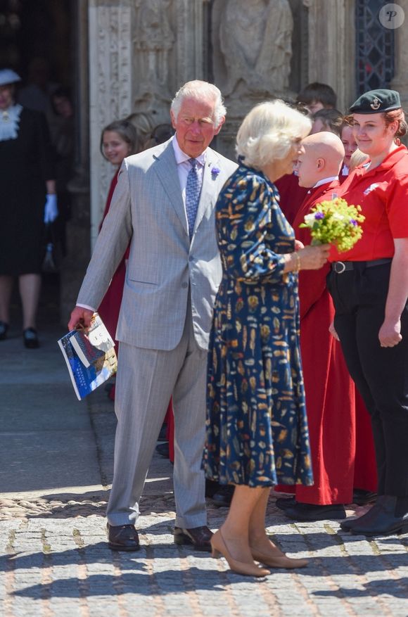 Le prince Charles, prince de Galles, et Camilla Parker Bowles, duchesse de Cornouailles, quittent la cathédrale d'Exeter, le 19 juillet 2021. Le couple est apparu sans masque de protection contre le coronavirus (Covid-19) en allant à la rencontre de la population. (Backgrid UK/ Bestimage).