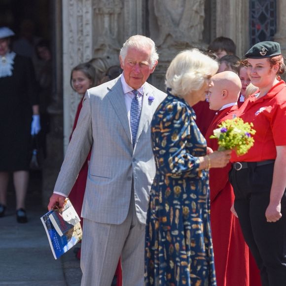 Le prince Charles, prince de Galles, et Camilla Parker Bowles, duchesse de Cornouailles, quittent la cathédrale d'Exeter, le 19 juillet 2021. Le couple est apparu sans masque de protection contre le coronavirus (Covid-19) en allant à la rencontre de la population. (Backgrid UK/ Bestimage).