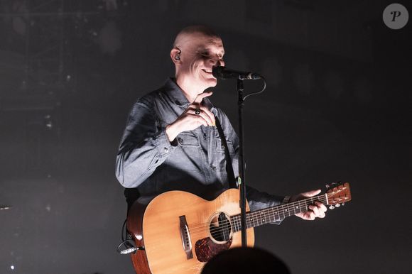 700 kilomètres les séparent

Gaëtan Roussel - Le groupe français Louise Attaque fête ses 25 ans de carrière en donnant une série de 6 concerts gratuits pour leur fan, en une journée, à L'Élysée Montmartre - Paris le 26/04/2022 - © Jack Tribeca / Bestimage