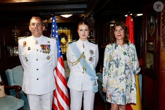 Pour rappel, le couple va bientôt retrouver sa fille puisqu'elle s'apprête à retourner sur sa terre natale afin de poursuivre sa formation.

La princesse Leonor d'Espagne est le porte-drapeau lors de la cérémonie du drapeau de New York à bord du navire-école Juan Sebastian de Elcano le 6 juin 2025. LALO YASKY / BESTIMAGE