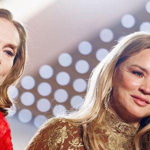 Isabelle Huppert, Virginie Efira - Descente des marches du film "Histoires parallèles" lors du 79ème Festival International du Film de Cannes, le 14 mai 2026. 

© Jacovides-Moreau / Bestimage