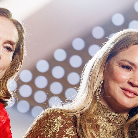 Isabelle Huppert, Virginie Efira - Descente des marches du film "Histoires parallèles" lors du 79ème Festival International du Film de Cannes, le 14 mai 2026. 

© Jacovides-Moreau / Bestimage