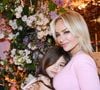 Nina Ohanian, née en 2018, y apparaît dans sa tenue, alors qu'on lui installe sa ceinture jaune.
Adriana Karembeu avec sa fille Nina - A l'occasion de la fête des Mères, Adriana Karembeu et Lenôtre s'associent pour créer l'entremets "Nina" au Pré Catelan à Paris le 29 avril 2025.
© Rachid Bellak/Bestimage