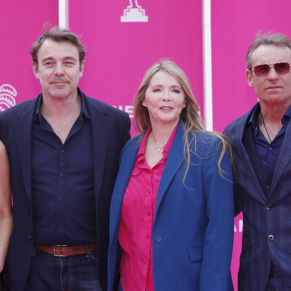 Laure Guibert, Patrick Puydebat, Hélène Rollès et Tom Schacht ( Les mystères de L'amour) - Soirée d'ouverture de CanneSeries Saison 6 au Palais des Festivals de Cannes le 14 Avril 2023.

 © Denis Guignebourg/Bestimage