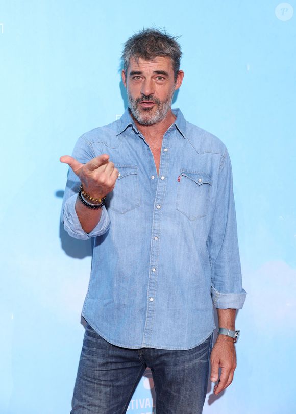 Thierry Neuvic au photocall de la mini-série "Infiltré(e)" lors de la 25ème édition du Festival de la fiction de la Rochelle, France, le 15 septembre 2023. © Denis Guignebourg/BestImage