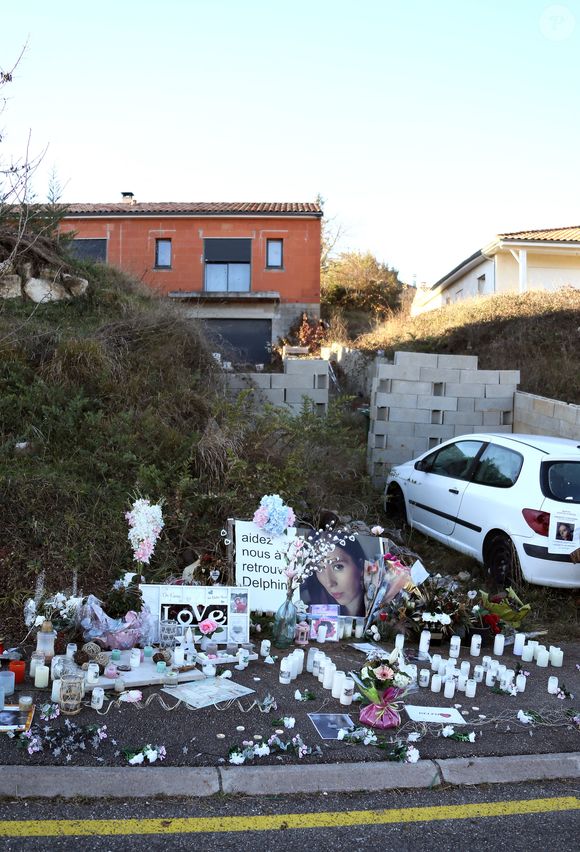 La famille et les proches se sont réunis pour une marche blanche en hommage à Delphine Jubillar, l'infirmière de 33 ans, disparue il y a un an, à Cagnac-les-Mines. Le 19 décembre 2021
© Patrick Bernard / Bestimage