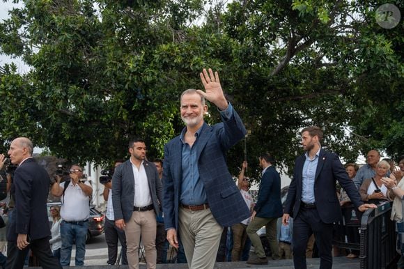 Le roi Felipe VI d'Espagne et la reine Letizia rencontrent des personnes affectées par le volcan Tajogaite pour s'informer sur les travaux de reconstruction de l'île le 6 juin 2025. Europa Press / Bestimage