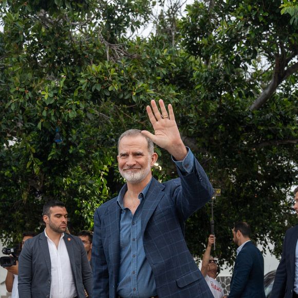 Le roi Felipe VI d'Espagne et la reine Letizia rencontrent des personnes affectées par le volcan Tajogaite pour s'informer sur les travaux de reconstruction de l'île le 6 juin 2025. Europa Press / Bestimage