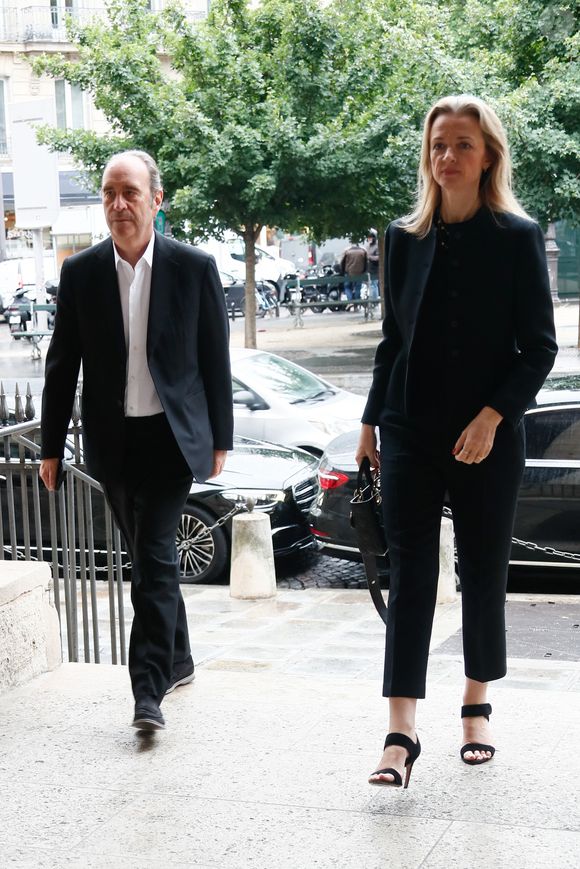Face à eux, la famille Bartherotte a choisi de s’arrêter à 11 millions d’euros, "souhaitant faire barrage aux marchands de biens", précise "Le Figaro"

Exclusif - Xavier Niel et sa compagne Delphine Arnault - Messe hommage à Doris Brynner dans l'église Saint-Philippe-du-Roule à Paris le 4 juin 2025.© Christophe Clovis / Bestimage