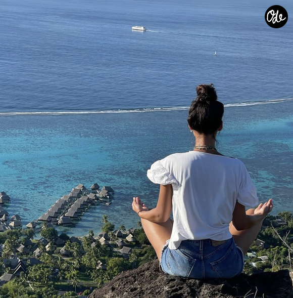 Cette annonce s'inscrit dans une période de renouveau intense pour Tatiana Silva. Après huit ans de météo sur TF1, la jeune maman a fait ses adieux en direct le 12 avril 2026. 

Tatiana Silva en pleine séance de méditation sur Instagram