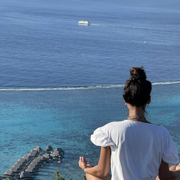 Cette annonce s'inscrit dans une période de renouveau intense pour Tatiana Silva. Après huit ans de météo sur TF1, la jeune maman a fait ses adieux en direct le 12 avril 2026. 

Tatiana Silva en pleine séance de méditation sur Instagram