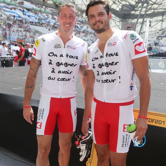 Si son histoire avec Laure Manaudou appartient désormais au passé, Frédérick Bousquet continue de partager de nombreux moments avec son frère, Florent Manaudou. 

Exclusif - Frédérick Bousquet, Florent Manaudou - Arrivée de l'étape du coeur 2017 au profit de l'association "Mécénat Chirurgie Cardiaque" - Stade Orange Vélodrome - Marseille le 22 juillet 2017. © CVS/Bestimage