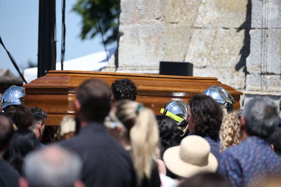 Ses obsèques avaient lieu le 11 juillet à Anet, commune où il habitait, en présence de nombreuses figures politiques. 

Le cercueil d'Olivier Marleix à l'église Saint-Cyr-et-Sainte-Julitte d'Anet, le 11 juillet 2025.

Raphael Lafargue/ABACAPRESS.COM