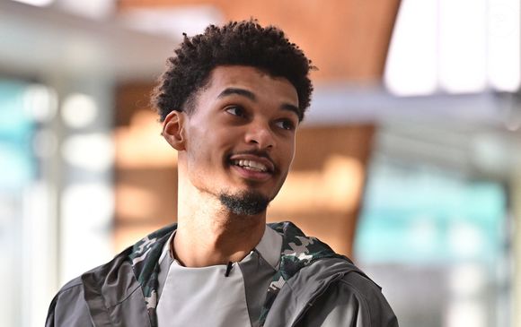 Le joueur international français de basket-ball  et pivot des Spurs de San Antonio (NBA) Victor Wembanyama est revenu dans sa ville du Chesnay-Rocquencourt (Yvelines) pour inaugurer deux terrains de basket en partie financés par la fondation des San Antonio Spurs, en France, le 21 janvier 2025. © Christian Liewig/Bestimage