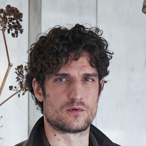Marqué par cette habitude, le comédien refuse aujourd'hui de communiquer par écrit avec ses propres enfants.

Rome, ITALIE    Louis Garrel pose pour les photographes lors du photocall du film « Coutures » dans le cadre de la XVIe édition du festival du film français « Rendez-Vous » 2026.
Sur la photo : Louis Garrel
Backgrid UK/ Bestimage