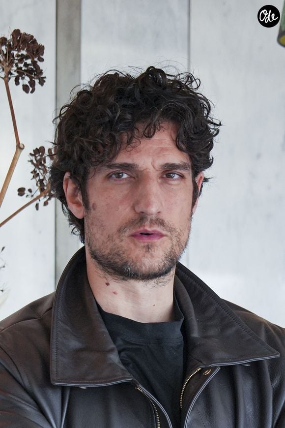 Marqué par cette habitude, le comédien refuse aujourd'hui de communiquer par écrit avec ses propres enfants.

Rome, ITALIE    Louis Garrel pose pour les photographes lors du photocall du film « Coutures » dans le cadre de la XVIe édition du festival du film français « Rendez-Vous » 2026.
Sur la photo : Louis Garrel
Backgrid UK/ Bestimage