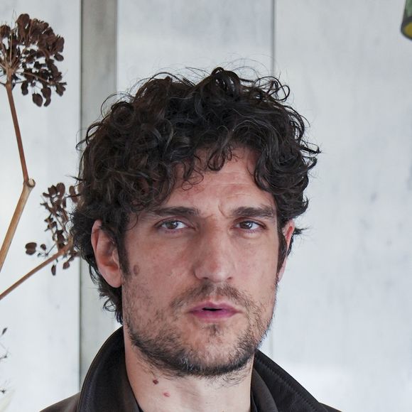 Marqué par cette habitude, le comédien refuse aujourd'hui de communiquer par écrit avec ses propres enfants.

Rome, ITALIE    Louis Garrel pose pour les photographes lors du photocall du film « Coutures » dans le cadre de la XVIe édition du festival du film français « Rendez-Vous » 2026.
Sur la photo : Louis Garrel
Backgrid UK/ Bestimage