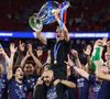 Les joueurs du PSG ont porté des masques de ski après leur victoire en Ligue des champions.

Luis Enrique, entraîneur du PSG, soulève le trophée alors qu'il célèbre avec les joueurs la victoire de la finale de la Ligue des Champions opposant le Paris Saint Germain à Arsenal FC au stade Puskas Arena à Budapest (Hongrie). Inside/Psnewz/Bestimage