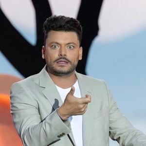 Kev Adams - Enregistrement de l'émission "L'humour à la plage" pour la 2eme édition du festival de Juan les Pins à la pinède Gould le 27 juin 2025. © Bruno Bebert / Bestimage