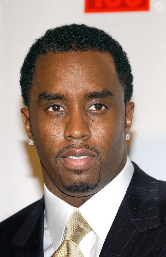 Vendredi 6 juin 2025, une ancienne petite amie du rappeur, a affirmé avoir été contrainte d’avoir des relations sexuelles "dégoûtantes" avec des escortes masculins pendant que P.Diddy regardait.

"Sean ""P. Diddy"" Combs arrive à la soirée des 100 personnes les plus influentes organisée par Time Magazine au Time Warner Center à New York, le lundi 8 mai 2006. Photo by Nicolas Khayat/ABACAPRESS.COM"
